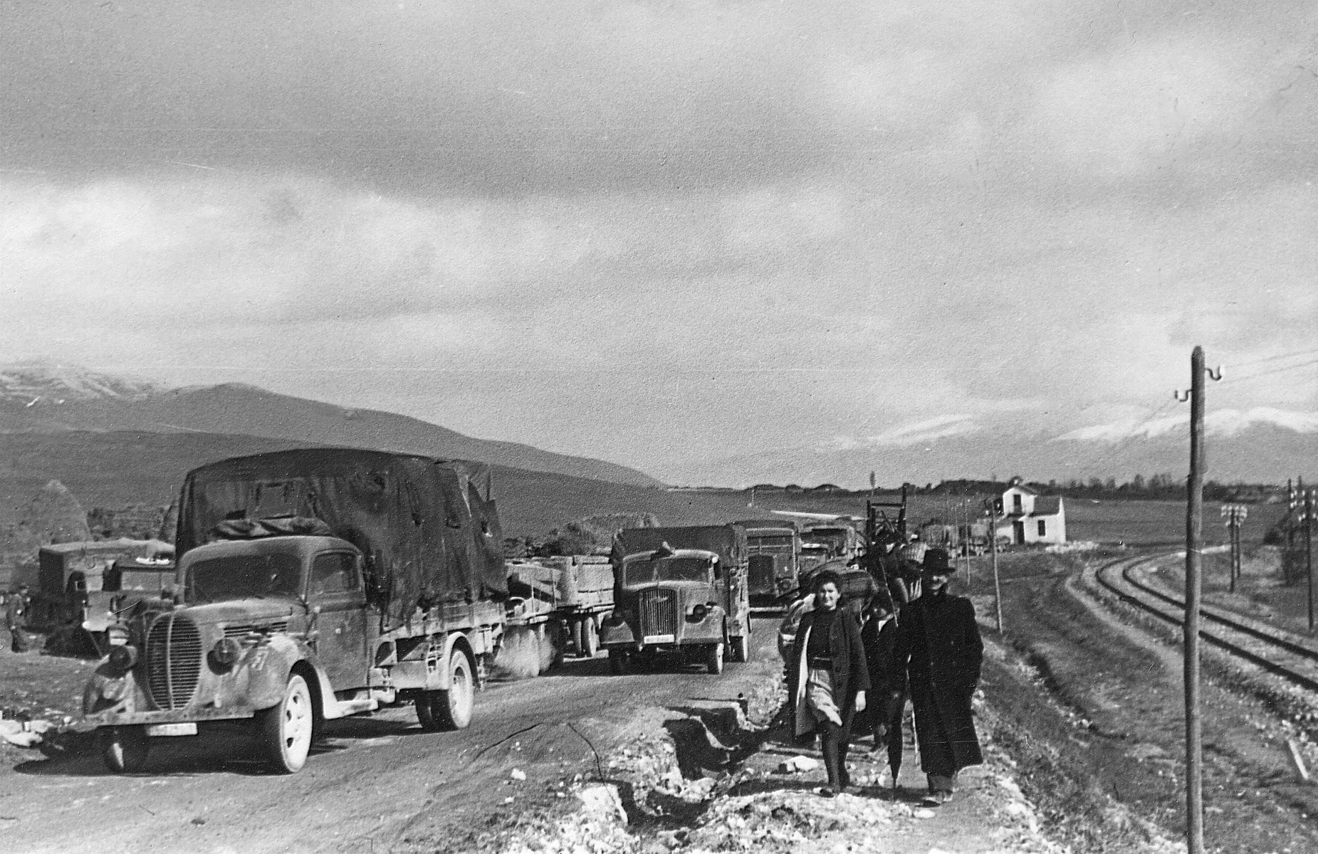 Columna de la Wehrmacht en Macedonia, abril de 1941: delante un camión Ford V8 y detrás un Opel Blitz, vehículos de empresas en manos de consorcios estadounidenses.