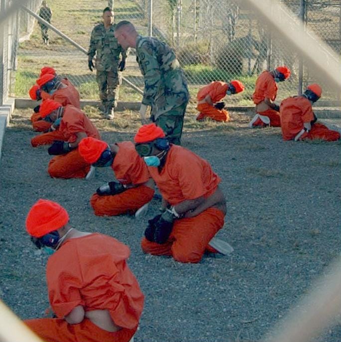 Наследие, которое оставила американская военная администрация Кубы: заключённые лагеря X-Ray в Гуантанамо, январь 2002 года
