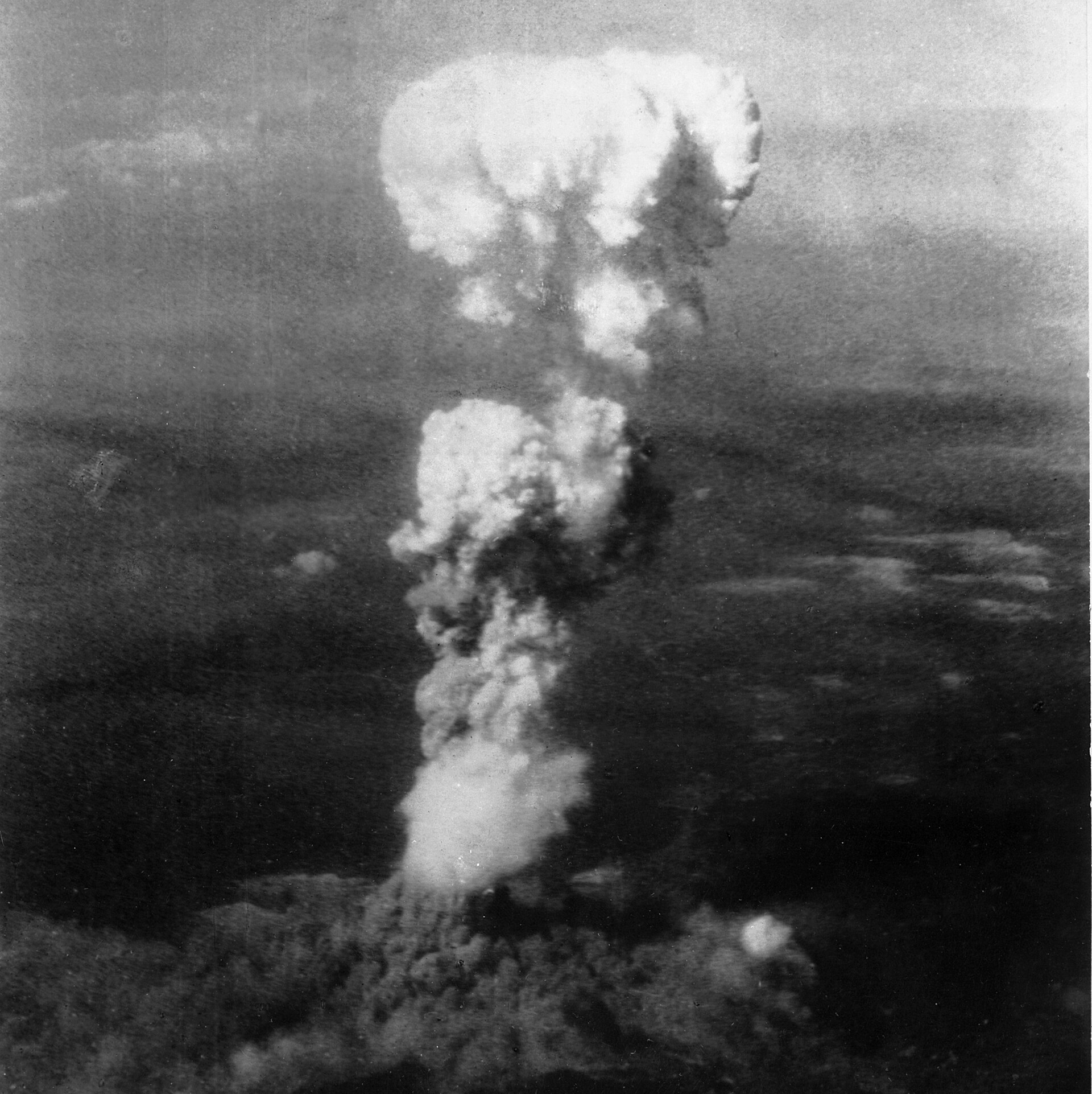 Атомная бомбардировка Хиросимы: облако над городом 6 августа 1945 года