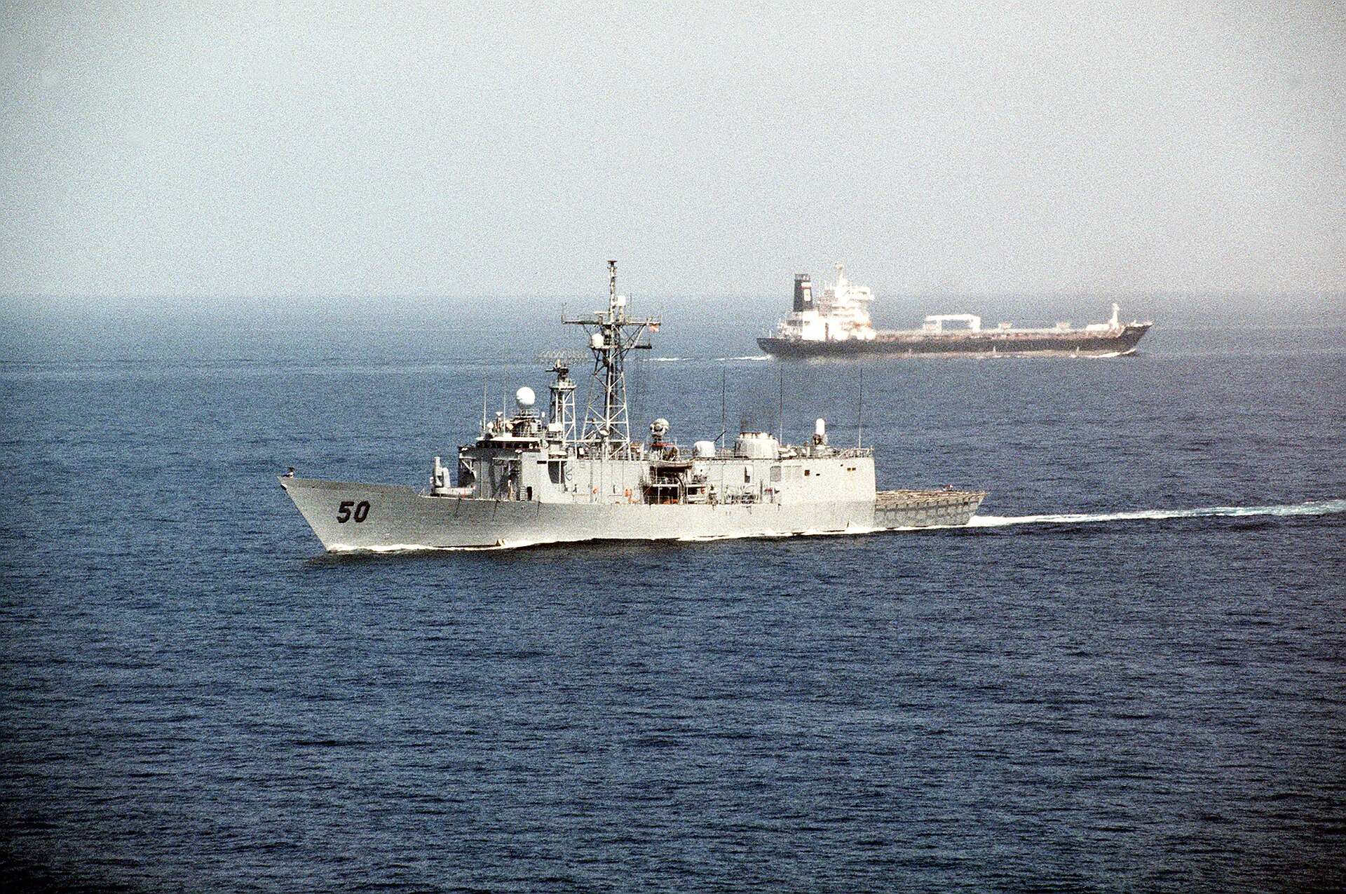 US frigate passes a tanker in the Strait of Hormuz (archive photo, 1990)