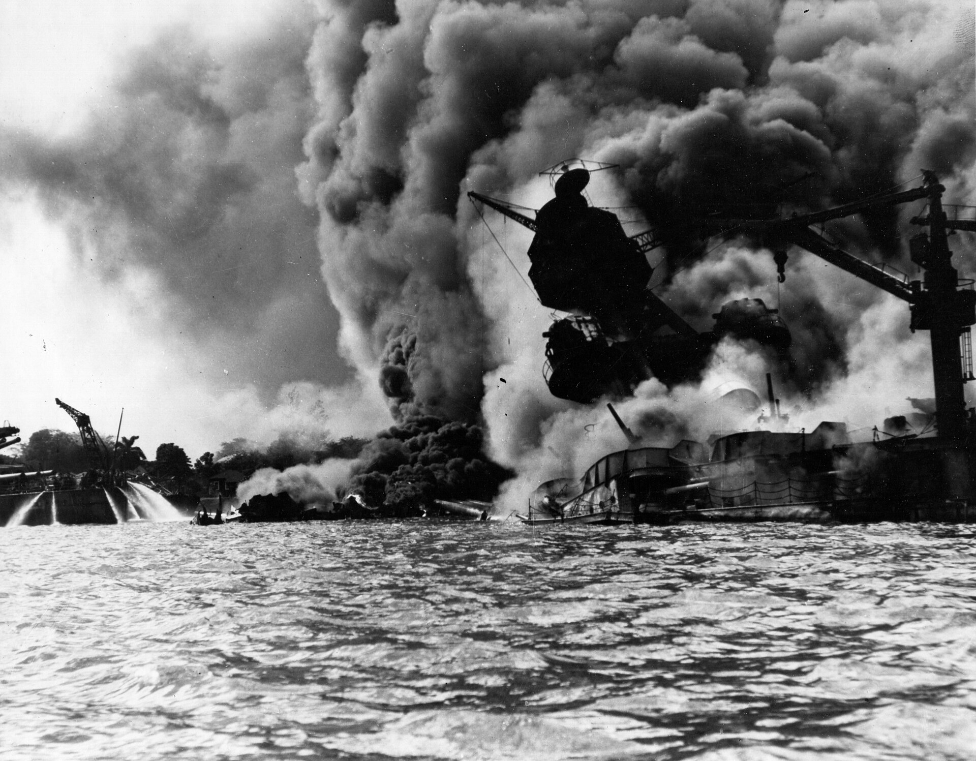 Entrada de EE. UU. en la Segunda Guerra Mundial: humo sobre Pearl Harbor durante el ataque del 7 de diciembre de 1941