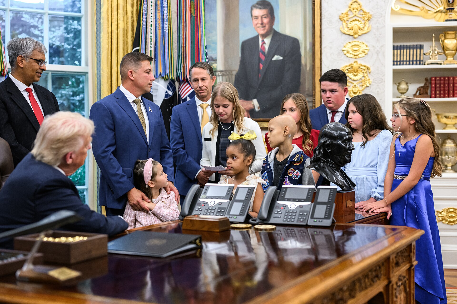 Donald Trump signs an executive order in the Oval Office (archive photo)